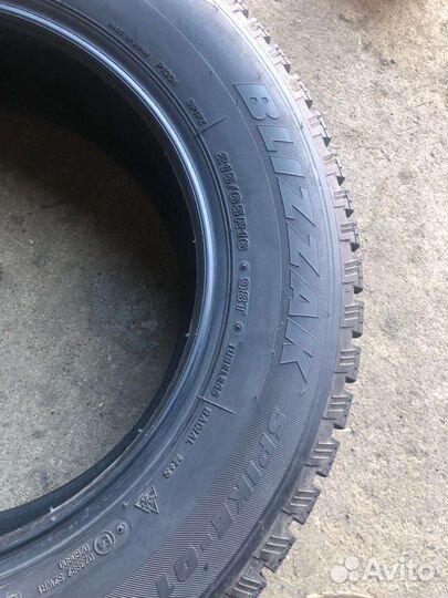 Bridgestone Blizzak Spike-01 215/65 R16