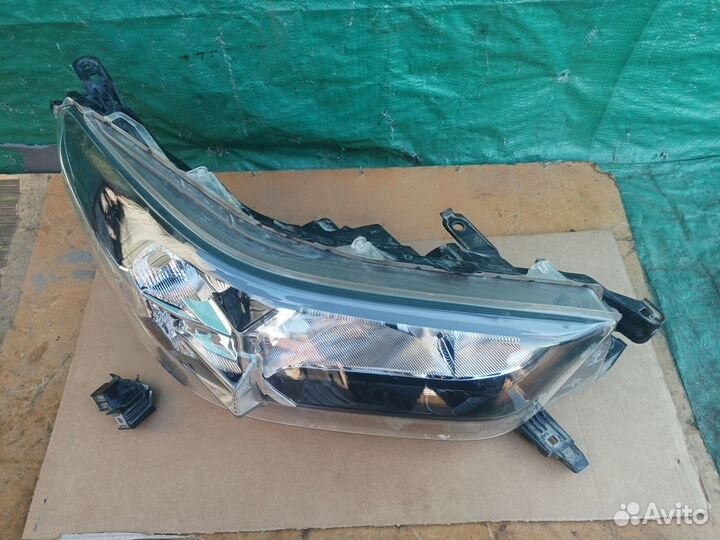 Фара правая галогеновая для Toyota Hilux 2021 г