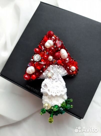 Брошь ручной работы Мухомор с жемчугом