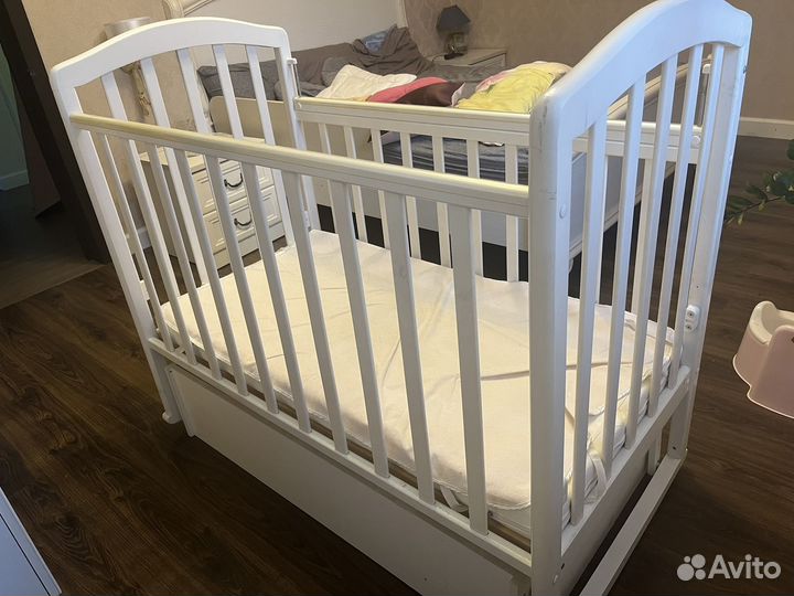 Детская кроватка с маятником и комодом