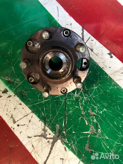 Залний правый кулак с ступицей subaru Forester