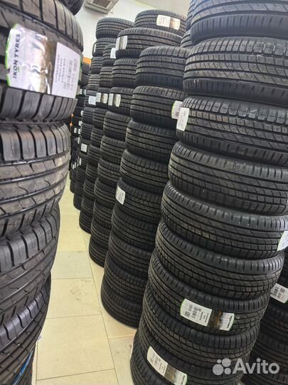 Ikon Tyres CHARACTER ULTRA 215/55 R17 98V