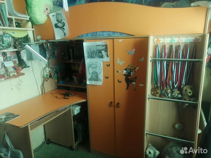 Кровать-чердак со шкафом и передвижным столом