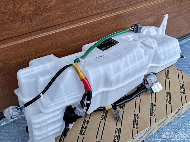 Бачок омывателя Toyota Land Cruiser 200 LX570