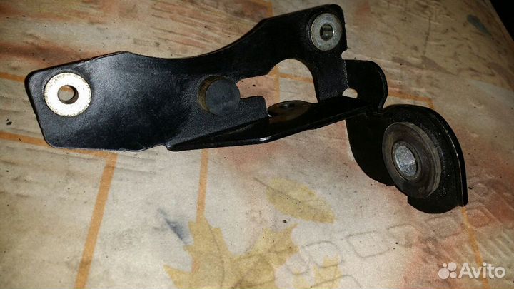 Кронштейн эгура Mazda3 BK Mazda5 CR