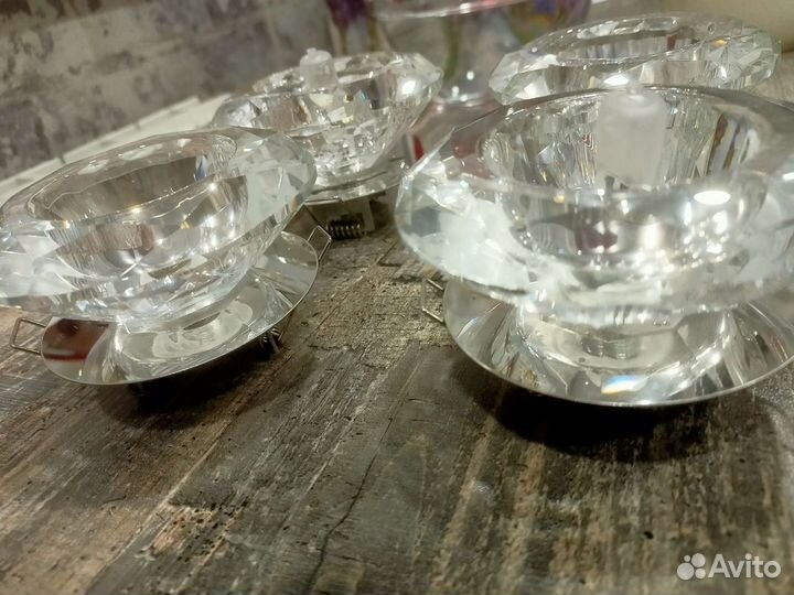 4 точечных светильника