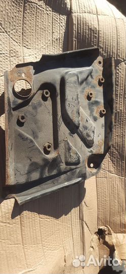 Кронштейн крепления капота правый Ивеко