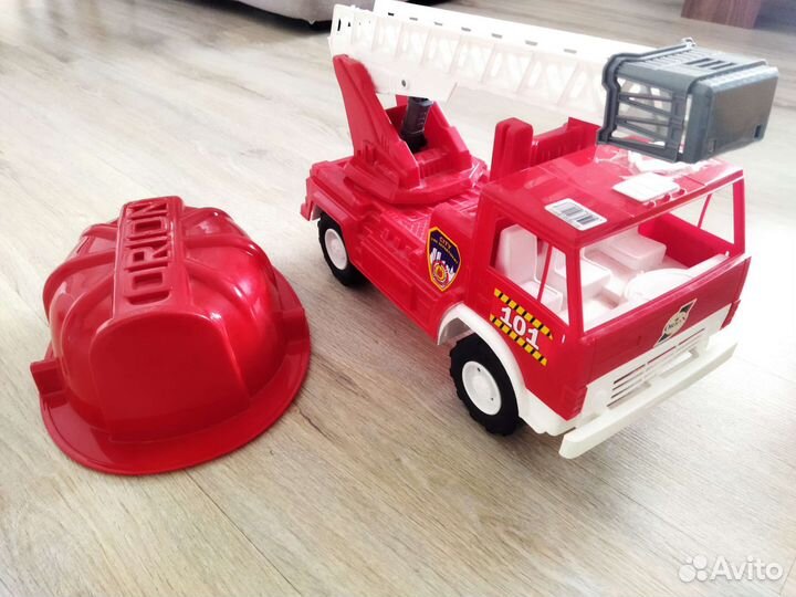 Машина пожарная с каской игрушка