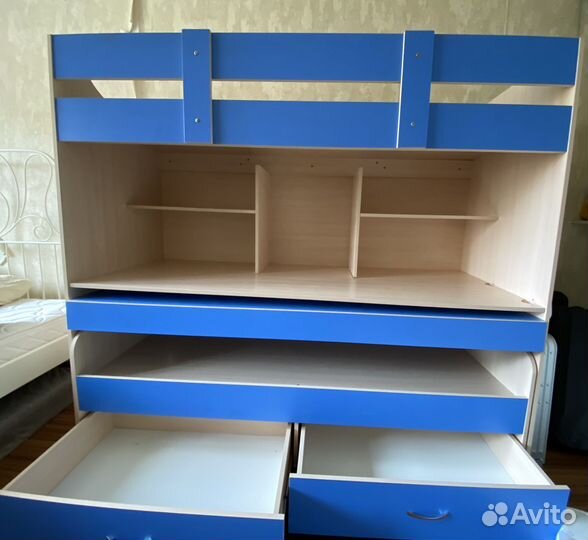 Двухярусная кровать со столом для детей