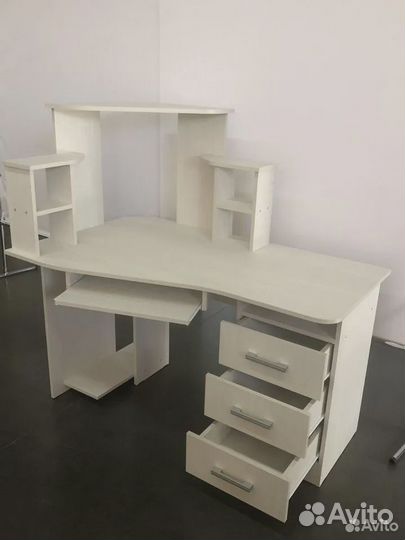 Угловой компьютерный стол