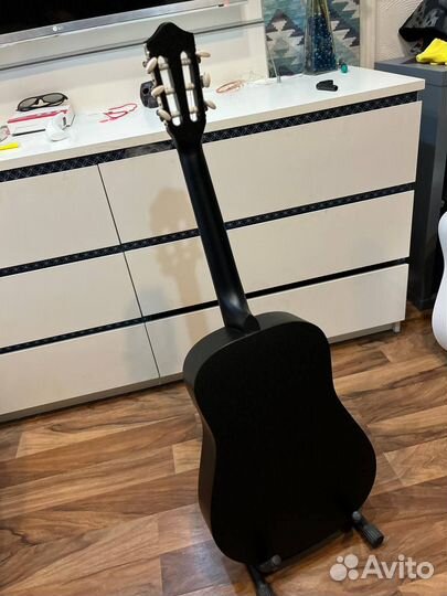 Черная классическая гитара