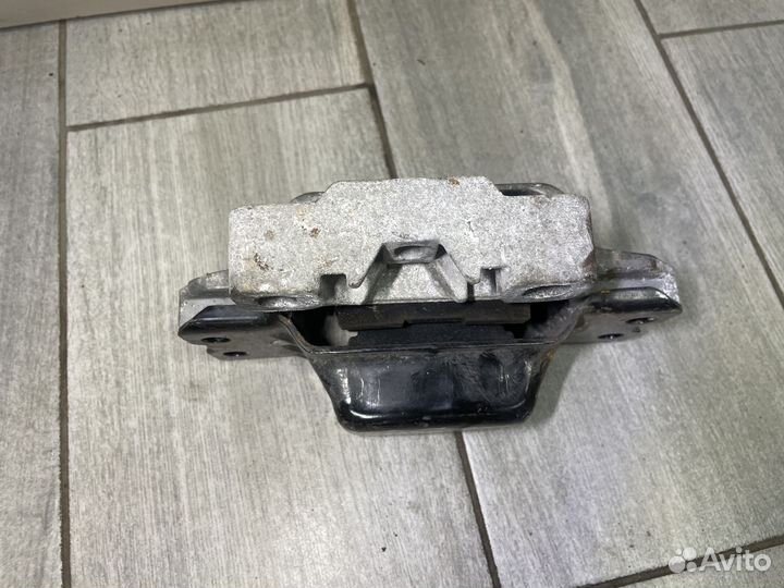 Опора двигателя левая Фольксваген гольф Пассат Б6