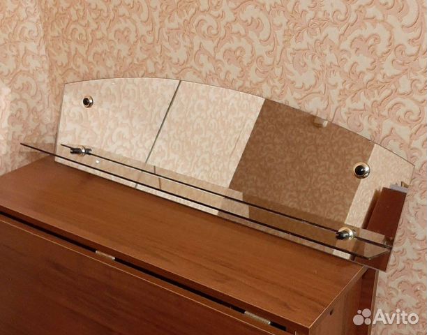 Зеркало с полочкой
