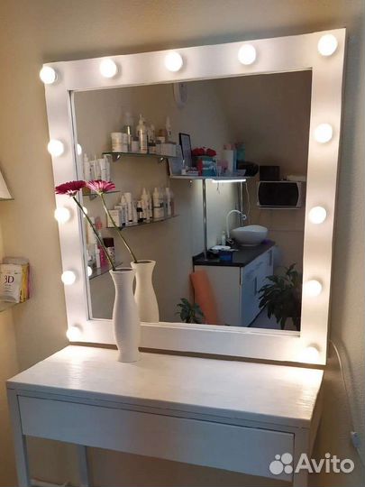 Гримерное зеркало с лампами