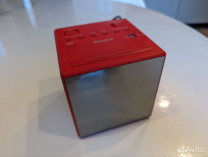 Стильный радиобудильник Sony ICF-C1T