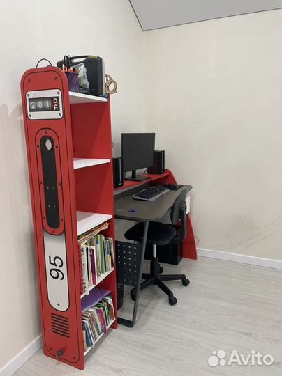 Детский письменный стол и стул