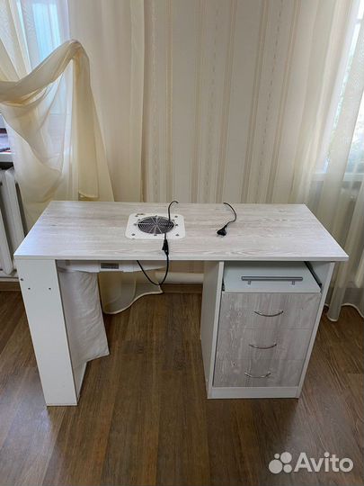 Стол для маникюра с вытяжкой