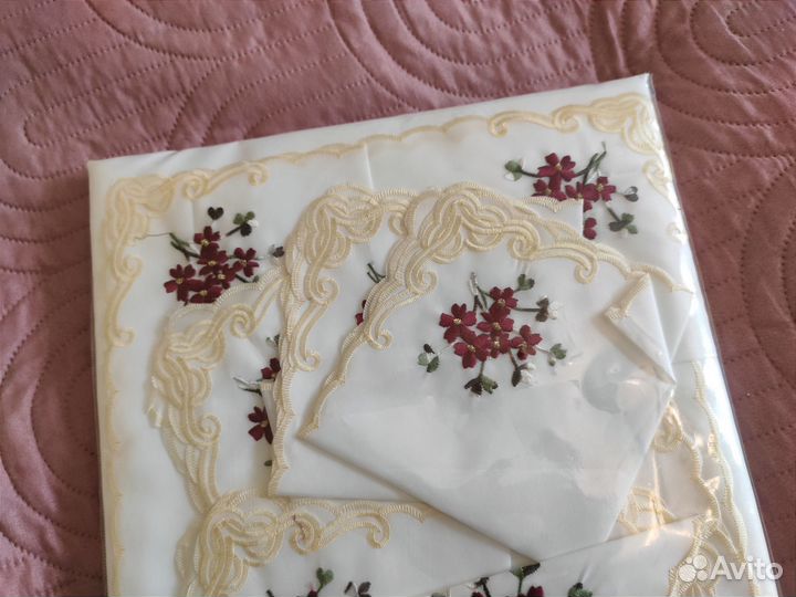 Скатерть и салфетки новые