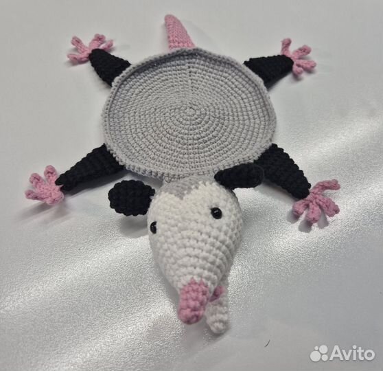 Ю. Подставка под кружку Орущий Опоссум. Лежит-орет