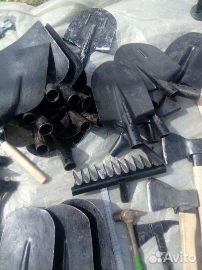 Лопаты топоры, грабли и молотки