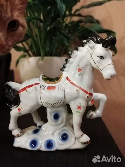 Статуэтка фарфоровая лошадка