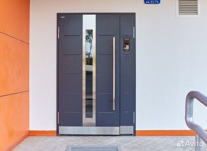 Подъездная дверь