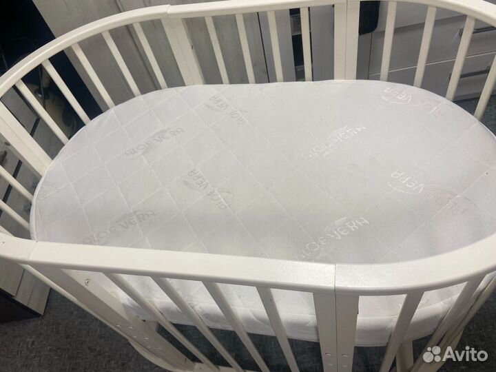 Детская кроватка с маятником