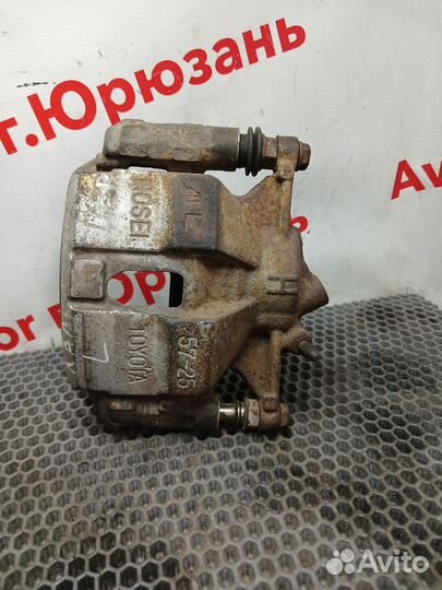 Суппорт передний левый Toyota Caldina