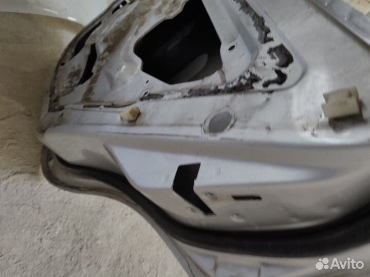 Дверь боковая задняя правая Mitsubishi Carisma