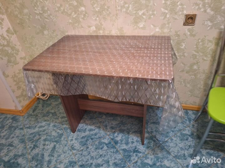 Стол и два табурета