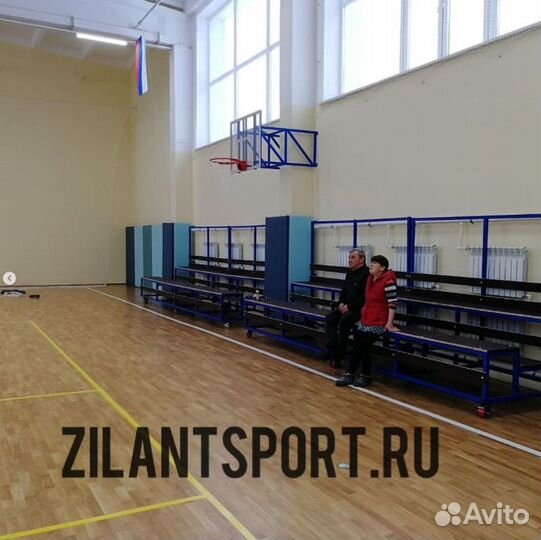 Трибуна с деревянными сиденьями