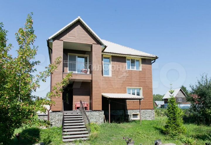 Коттедж 200 м² на участке 10 сот.