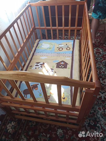 Детская кроватка с маятником