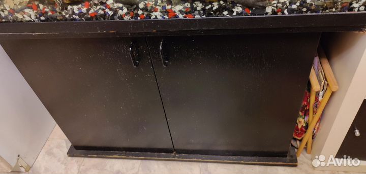 Красноухие черепахи с аквариумом и тумбой