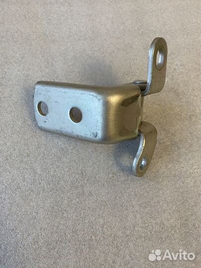 Петля двери задней правой нижняя Geely Emgrand