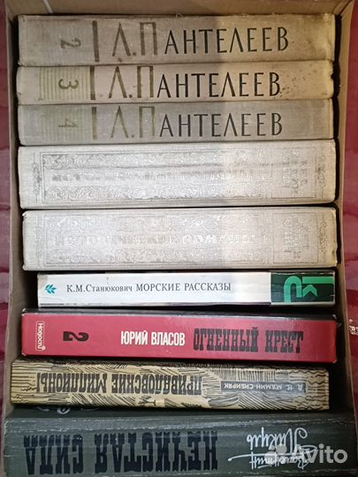 Много книг в коробке