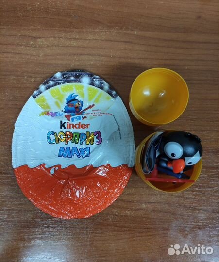 Игрушка из киндера попугаи музыканты 2024