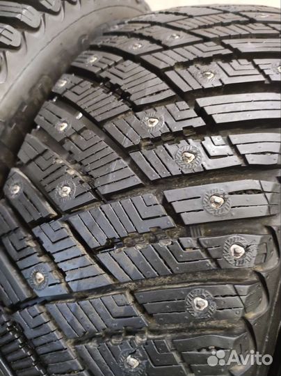 Goodyear Ultragrip Ice Arctic 215/60 R16