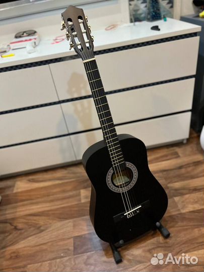 Черная классическая гитара