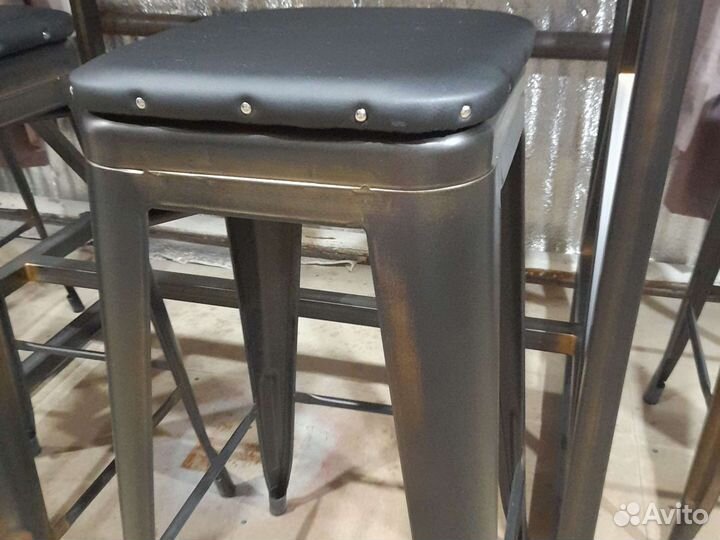 Барный стол и стулья