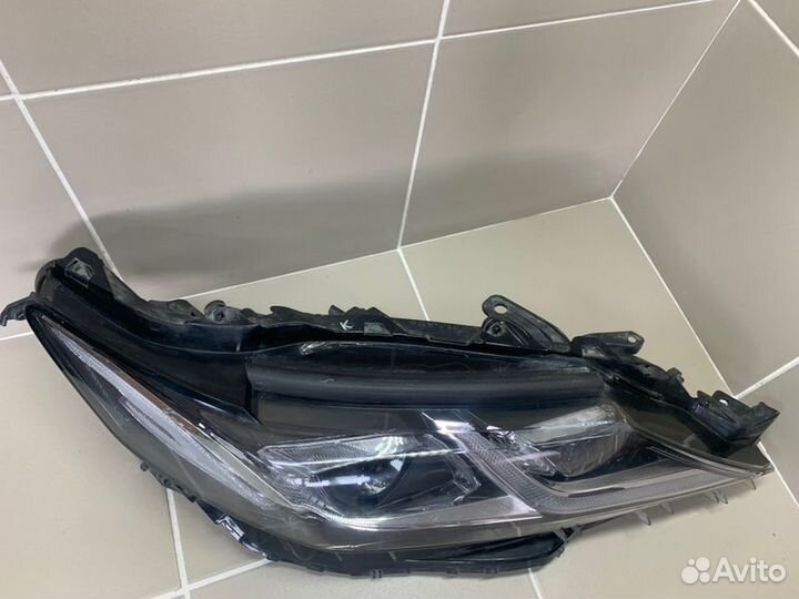 Фара передняя правая Toyota Camry 2017