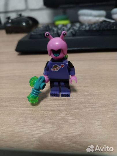 Лего фигурка пришельца из 22 серии минифигурок