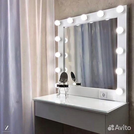 Туалетный столик визажиста с гримерным зеркалом