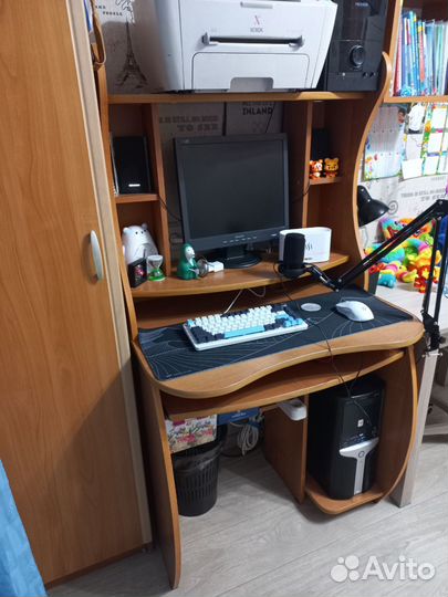 Продам компьютерный стол в отличном состоянии