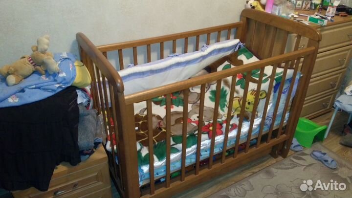 Детская кроватка с маятником