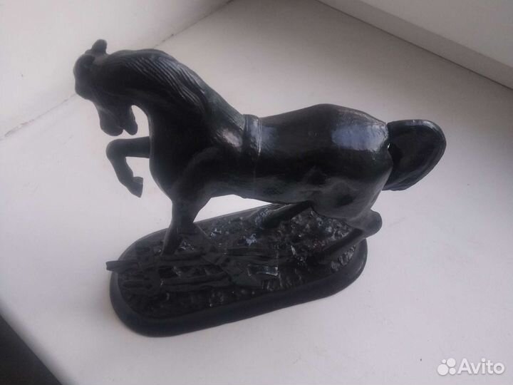 Чугунное литьё. Конь у плетени