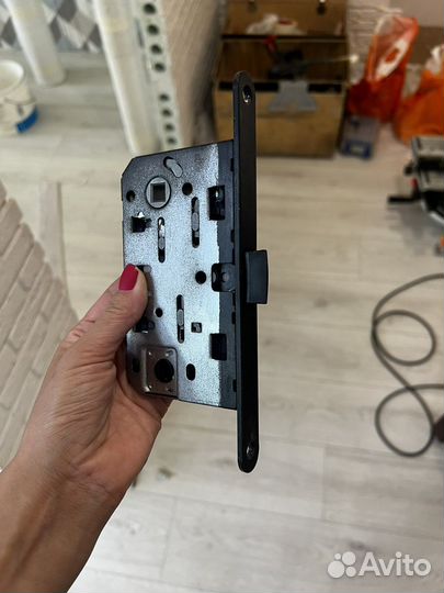 Замок дверной