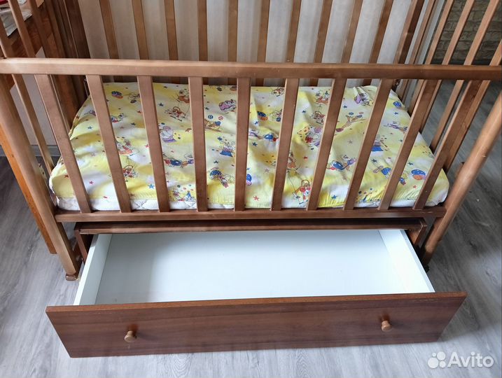 Детская кроватка с маятником и ящиком
