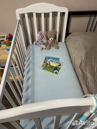 Детская кроватка с маятником и ящиком