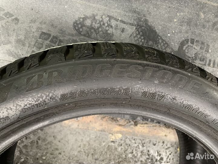 Bridgestone Blizzak LM-001 235/45 R18 98V